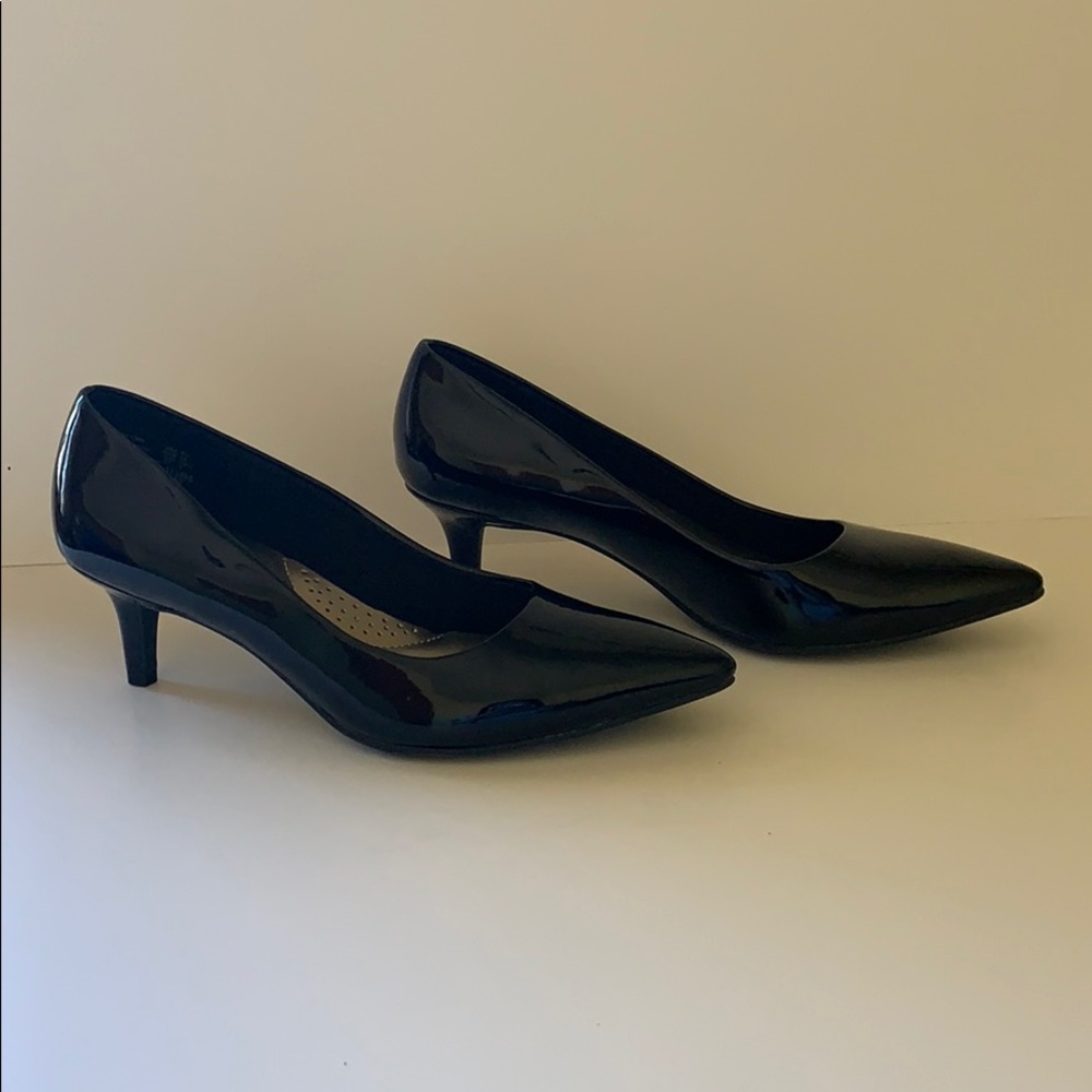 Black shiny low heels with pointed toe